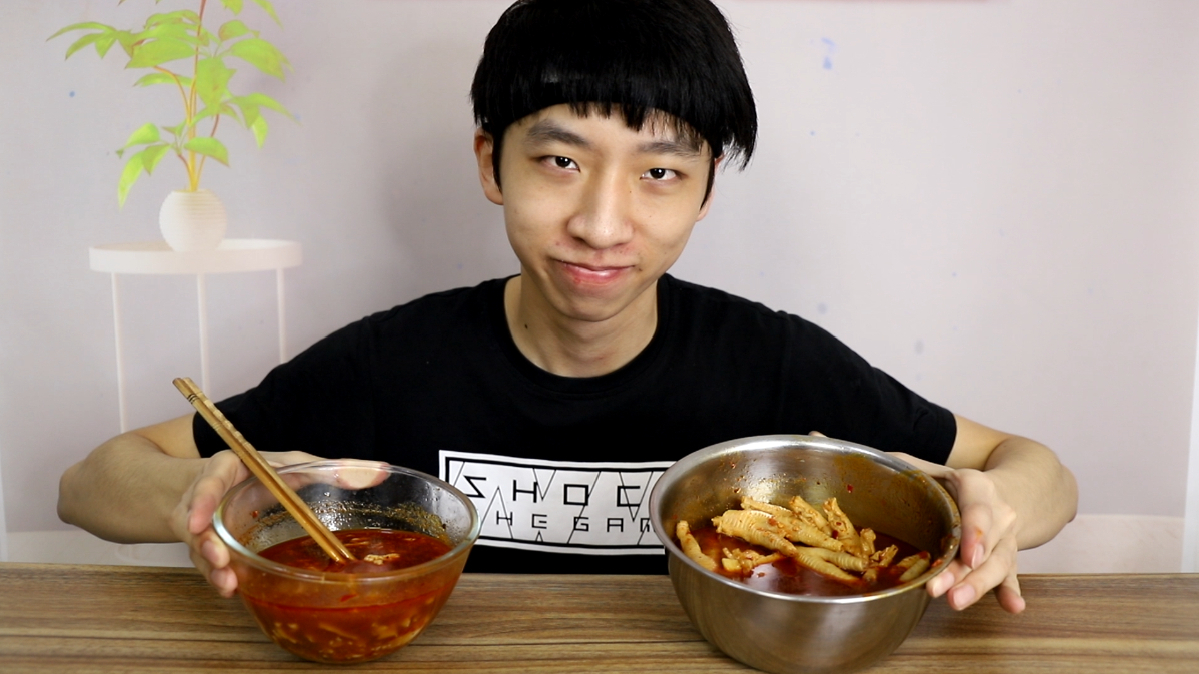 帅小伙自制网上爆火的无骨鸡爪,光去骨就花了两小时,一口一个吃着真过瘾